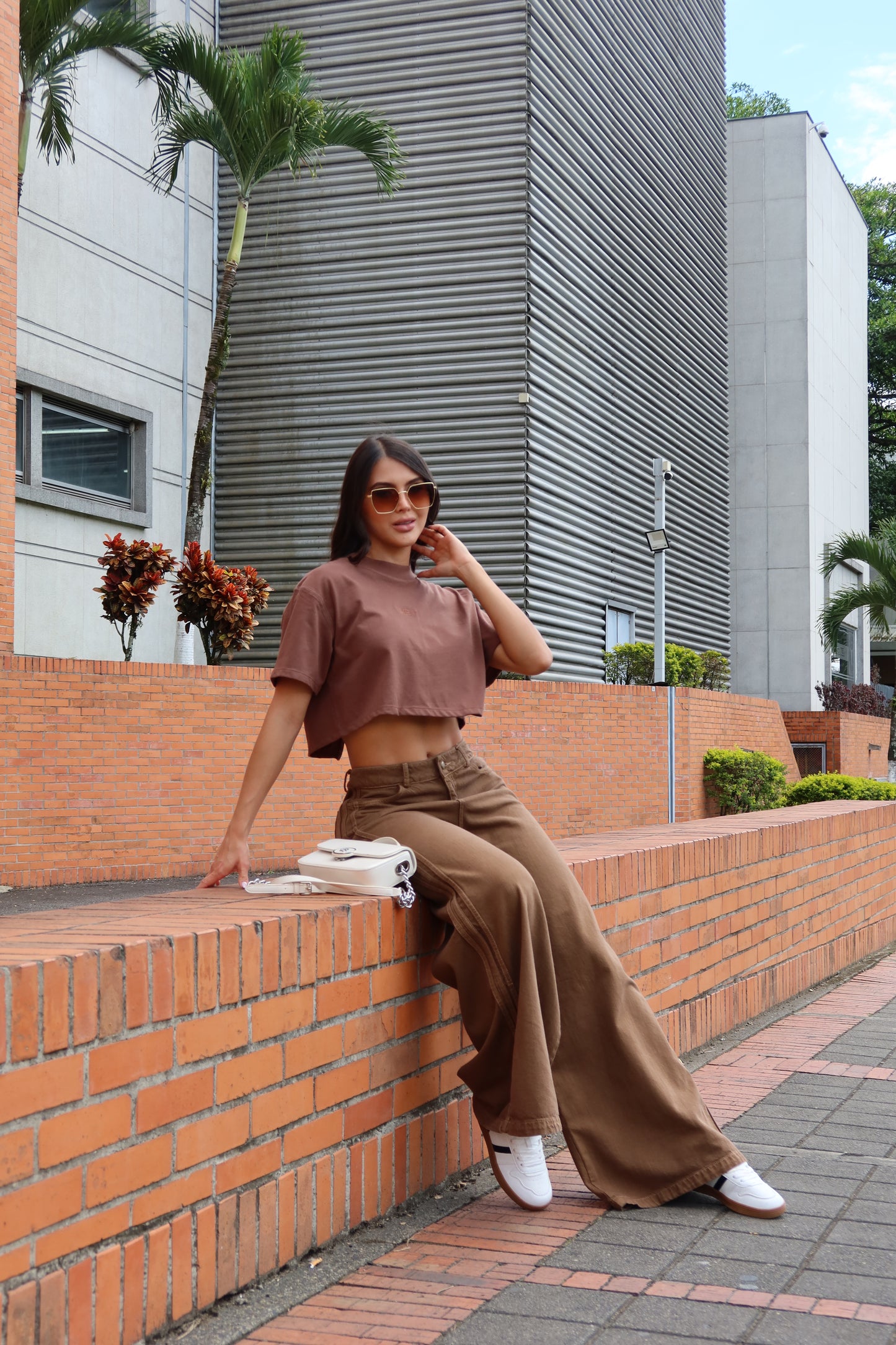 CAMISA CORTA ABERTURA ESPALDA